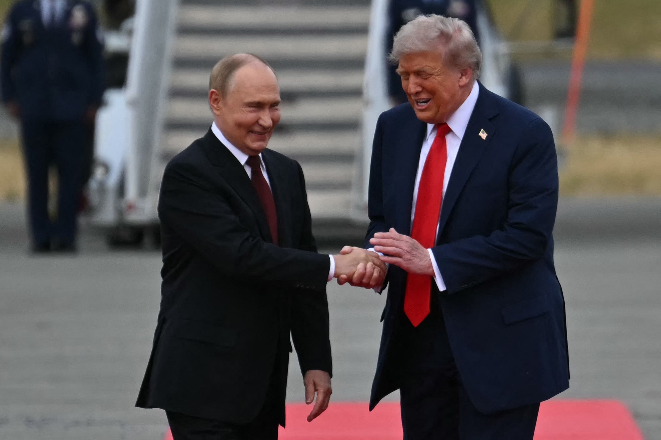 Trump a vorbit la telefon cu Putin. Kremlinul susține că liderul american este dispus să influențeze Kievul și aliații europeni