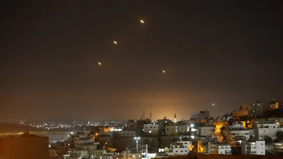 BREAKING. Iranul atacă Israelul cu rachete balistice, pentru prima dată de la începerea armistițiului. Israelul va răspunde atacurilor, avertizează oficialii israelieni / Reacția lui Trump: Înapoi la negocieri! BREAKING. Iranul atacă Israelul cu rachete balistice, pentru prima dată de la începerea armistițiului. Israelul va răspunde atacurilor, avertizează oficialii israelieni / Reacția lui Trump: Înapoi la negocieri!