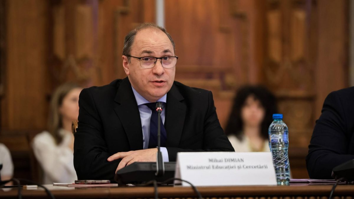 „La cum e sistemul la noi, n-o să mai vrea nimeni să fie profesor” „La cum e sistemul la noi, n-o să mai vrea nimeni să fie profesor”