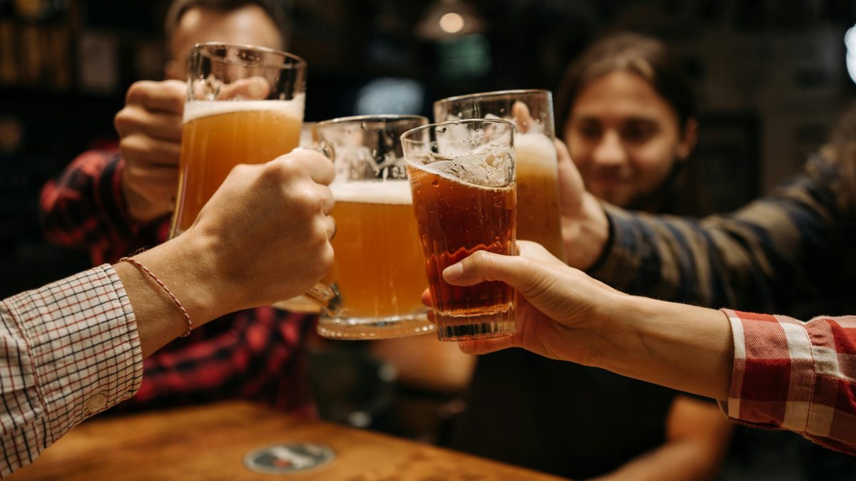 Românii nu mai sunt campioni doar la consumul de mici și bere. România e pe primul loc în lume la consumul de alcool – Aleph News