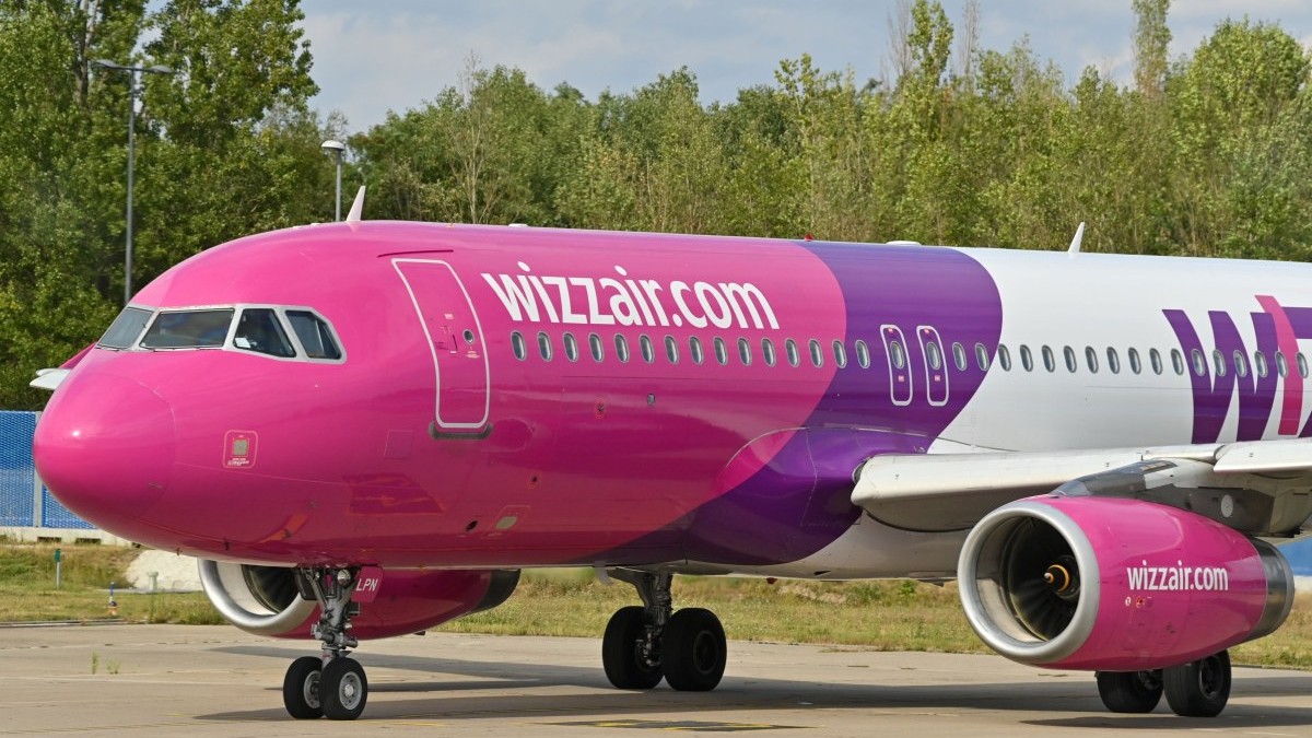 O cursă Wizz Air nu a mai decolat de la Roma spre Constanța. O stewardesă a văzut o crăpătură la o fereastră a avionului O cursă Wizz Air nu a mai decolat de la Roma spre Constanța. O stewardesă a văzut o crăpătură la o fereastră a avionului