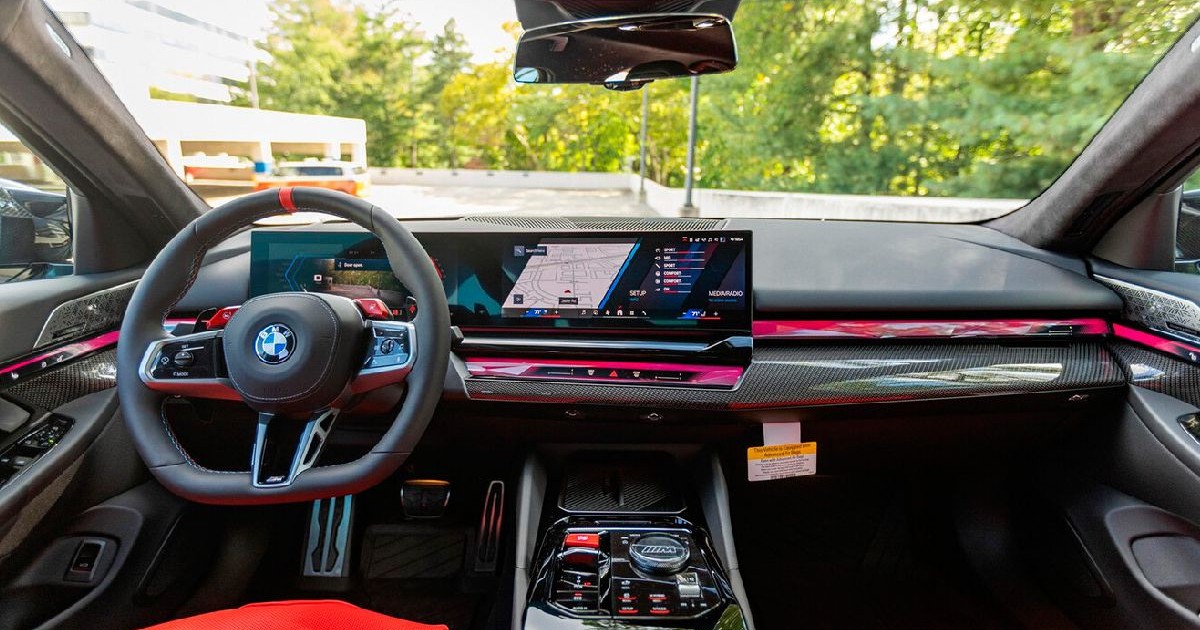 Un BMW M5 nou s-a devalorizat cu 16.000 de euro după ce a fost condus doar 300 de km. Mașina costase 114.000 de euro Un BMW M5 nou s-a devalorizat cu 16.000 de euro după ce a fost condus doar 300 de km. Mașina costase 114.000 de euro