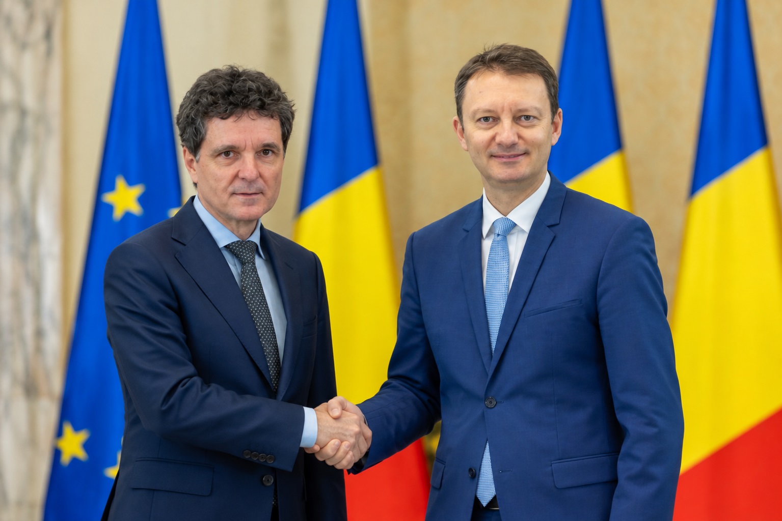 Nicușor Dan a ales experiența europeană. Siegfried Mureșan, nominalizat premier într-un moment dificil pentru România Nicușor Dan a ales experiența europeană. Siegfried Mureșan, nominalizat premier într-un moment dificil pentru România