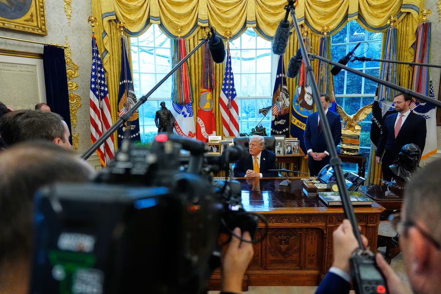 5 mari agenții de presă din SUA au decis să suspende transmisiunea evenimentelor lui Trump, după ce Președintele SUA a interzis accesul CNN, Politico și MS Now la Casa Albă 5 mari agenții de presă din SUA au decis să suspende transmisiunea evenimentelor lui Trump, după ce Președintele SUA a interzis accesul CNN, Politico și MS Now la Casa Albă