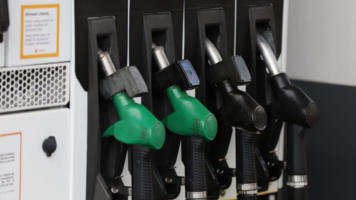 Benzina s-a scumpit iar sâmbătă, 26 septembrie 2026. Unde găsesc românii cel mai mic preț la benzină și motorină
