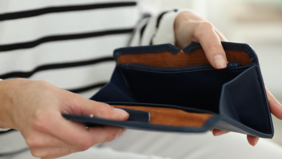 A cumpărat un portofel second-hand și a găsit 100 de dolari în interior. Detaliul care a făcut descoperirea specială