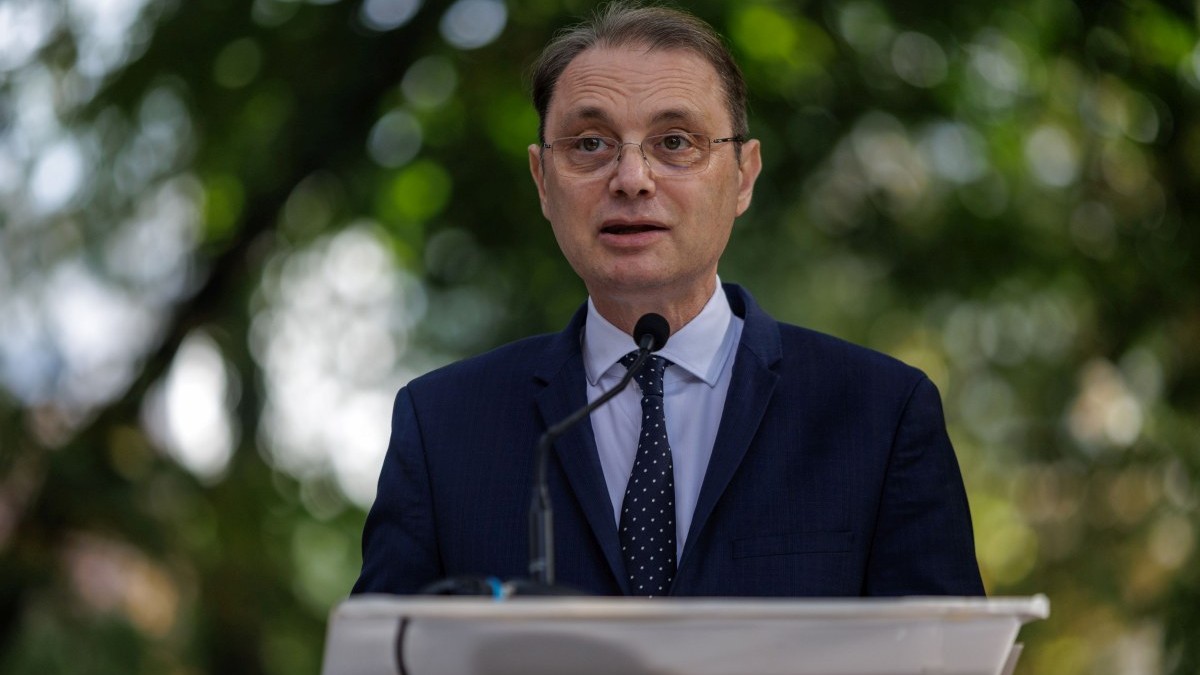 Premierul desemnat, Luca Niculescu, a depus la Parlament lista finală a miniștrilor propuși pentru Guvern